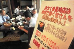 地域の客層に合わせた店別メニューが好評の外食チェーン＝名古屋市南区のステーキのあさくま星崎店で