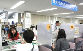 ジョブサポーターがマンツーマンで就活を支援する愛知新卒応援ハローワーク＝名古屋市中区栄の中日ビルで