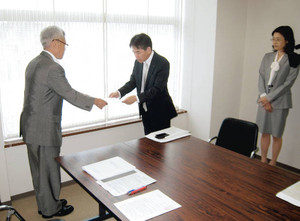 求人の確保を文書で要請する山崎次長（中）と上田次長（右）＝富山市で