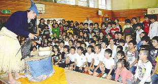 鵜匠の仕事について説明する山下哲司さん（左）＝山県市大森の伊自良南小学校で