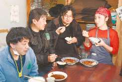 「ロスジェネ食堂」で交流する参加者ら＝名古屋市天白区の徳林寺で