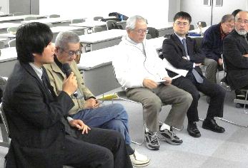 集会で非正規労働者の厳しい現状を訴える河本猛さん（左）＝福井市で