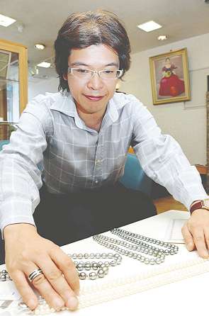 真珠の解説をする深谷さん＝安城市御幸本町で
