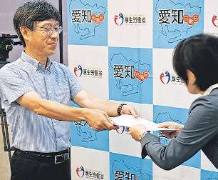 愛知労働局長の小林洋子局長（右）に答申を渡す愛知地方最低賃金審議会の中山徳良会長＝名古屋市内で