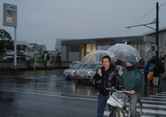 勤務を終え、日産自動車追浜工場の正門から帰宅する職員ら＝１７日、横須賀市夏島町で