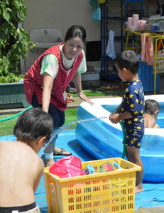休日保育を利用する子どもたち。住宅地や都心に近い施設は毎週末ほぼいっぱいになる＝名古屋市内の保育所