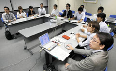 社会的企業の代表（中央）らにウェブサイトのリニューアルについて提案するＮＥＣグループの社員＝東京都港区のＮＥＣ本社で