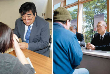 【左】相談者の受け付けをする代表幹事の喜成清重さん＝七尾市のハローワーク七尾で【右】真剣な表情で相談者（手前）の話に耳を傾ける司法書士ら＝小松市のハローワーク小松で