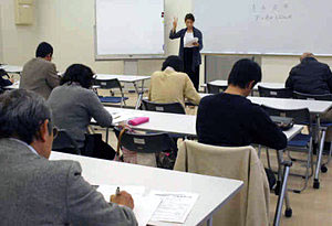 講師の指導で自分のやりたい仕事や能力などを考える参加者＝金沢市広坂で