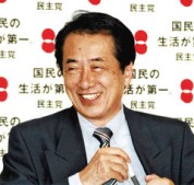 順調に当確者数を伸ばし、笑顔を見せる民主党の菅直人代表代行＝１２日午後１０時５１分、東京・永田町の党本部で