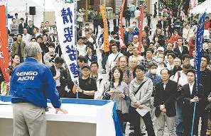 労働環境の課題と改善の訴えを聞くメーデー参加者＝名古屋市中区の久屋大通公園で