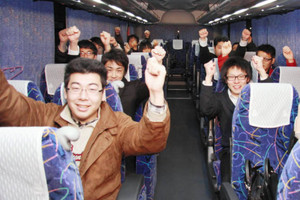 出発を前に車内で気合を入れる学生たち＝野々市市の金沢工業大で（同大学提供）
