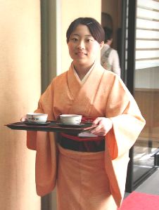 大学を休学し１年間のインターンシップに取り組む高沢さん＝大垣市高砂町の「助六」で