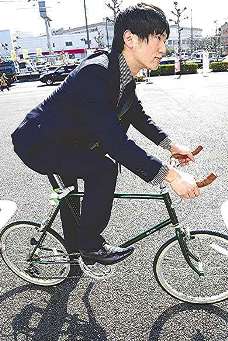 ストレッチ素材を使ったスーツ。自転車に乗っても、ひざやひじなどの突っ張り感が少なくて済む＝東京都葛飾区で
