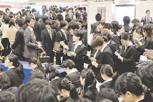 合同企業説明会が行われ、大勢の学生らで混雑する会場＝昨年１２月、名古屋市港区で