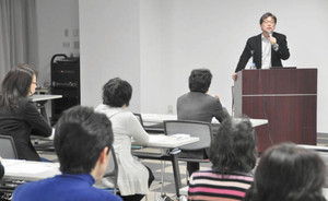 大学生の就職活動に保護者がどう関わるかについて話す常見陽平さん＝名古屋市中区で
