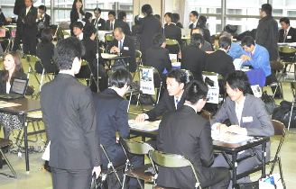 大勢の学生らが詰めかけた合同就職・転職相談会＝名古屋市千種区の吹上ホールで