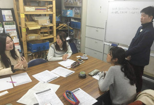 働く女子の育成が狙いのバスツアーの企画を考える大学生ら＝名古屋市熱田区のＮＰＯ法人アスクネットで