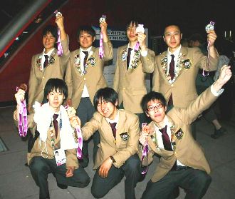 社内に訓練校を持つデンソーからは７人が４競技（団体戦含む）に出場し、全員がメダル（金１、銀２、銅１）を獲得した＝ドイツ・ライプチヒの会場で（デンソー提供）