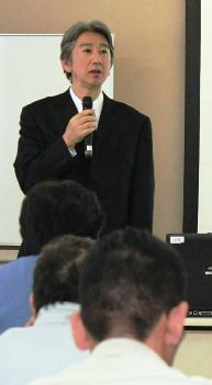 「年末は災害が生じやすいので注意を」と話す沢田署長＝土岐市文化プラザで