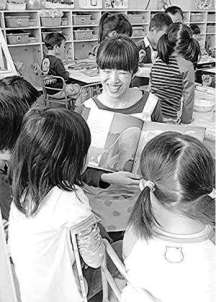 研修で、子どもたちに絵本を読み聞かせる山川ひとみさん（中央）＝いずれも千種区で