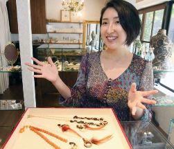 エシカル・ジュエリーを前に設立の経緯などを話す白木社長＝東京都港区南青山のＨＡＳＵＮＡで