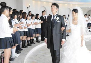 生徒が開いた模擬挙式を見学する高校生＝浜松市中区のオークラアクトシティホテル浜松で