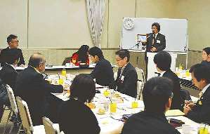 朝食を兼ねた異業種交流会で、１分間の自己紹介をする参加メンバー＝豊橋市藤沢町で