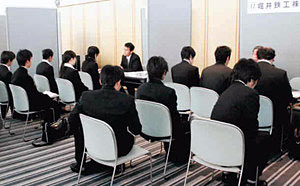 ３月卒業予定の大学生や高校生などが多数参加した面接会場＝富山国際会議場で