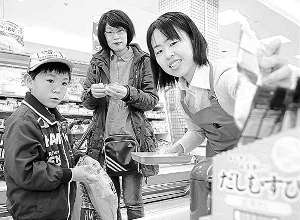 親子連れに商品の購入を勧める千秋さん（右）＝半田市青山で