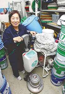 笑顔で仕事について話すＭ＆Ｍサービスの森永眞喜子社長＝東京都北区で
