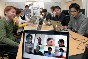 ＩＴベンチャー「スタンドファーム」の朝の会議。テレビ会議で参加しているスタッフも画面を通じて発言できる＝名古屋市東区で