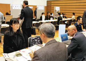 事業内容などの説明を受ける就農希望者＝松本市中央公民館で