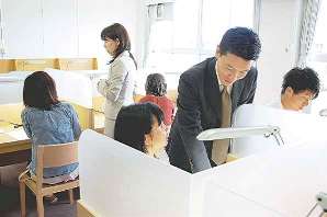公務員を目指す学生の支援プログラムで設置された学習室＝大垣市北方町の岐阜経済大で