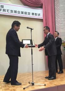 河村たかし市長（左）から、最優秀賞を贈られるＪＦＥエンジニアリングの担当者＝中区の市公館で