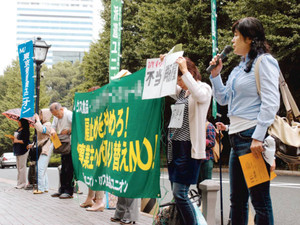 嘱託雇用の契約終了後、「不当解雇」を訴えハウス食品グループ本社前で抗議活動をするユニオンメンバーら＝１日、東京都内で