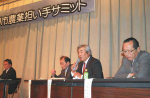 飛騨市の農業振興などを話し合うパネリストら＝飛騨市の古川町総合会館で