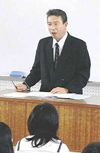 温泉旅館の仕事を語る前田幹弘社長＝津市の津商業高校で