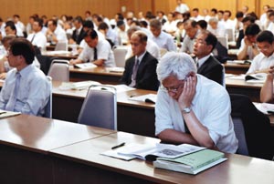 各校の実践例にじっと聞き入る出席者＝浜松市中区で