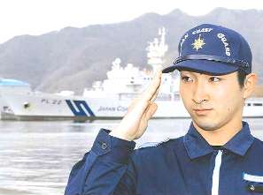 海上保安官への道を歩み始めた佐藤大地さん。敬礼もさまになってきた＝京都府舞鶴市の海上保安学校で