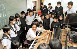 　小中学生が地元企業での職場体験や職業についての講話を聞くことで、多様な生き方があることを知ってもらう「キャリア教育」。瀬戸市では二〇〇五年度から、産業界や市などでつくる団体を中心に、地域ぐるみで展開している。この十年で教育現場に定着し、瀬戸の特色となっている。