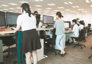 立って仕事をする社員が目立つ楽天のオフィス＝東京都世田谷区で