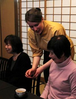 サガミチェーンの店舗で接客を体験するドイツ人留学生のテシュナさん（中）＝名古屋市昭和区で