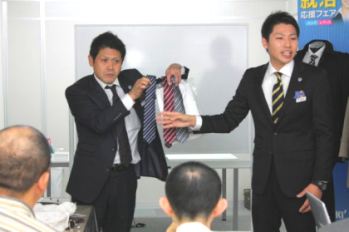 受講者に助言するＡＯＫＩの社員＝千種区のだれでも就労支援センター＠千種で