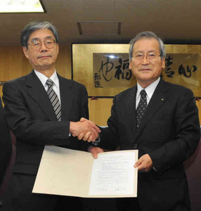 覚書を結んだ金丸義敬学部長（左）と安藤征二教育長＝岐阜市柳戸の岐阜大で