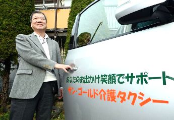 「介護タクシーのお客さんとの会話も楽しみ」と語る荒木正人さん＝東京都渋谷区で