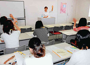 再就職の心構えなどについて学ぶ受講者＝高岡市のウイング・ウイング高岡で