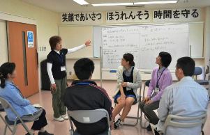 利用者と職員が参加してそれぞれ意見を発表しあう訓練の一場面＝田原市の田原デイサービスセンターで