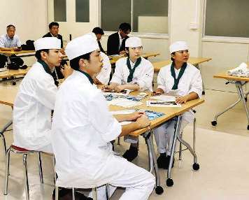 ビジネスプラン作りについて学ぶ生徒たち＝多気町の相可高で