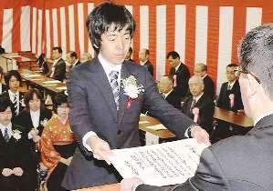中村慎校長（右）から卒業証書を受け取る卒業生＝木曽町の県林業大学校で